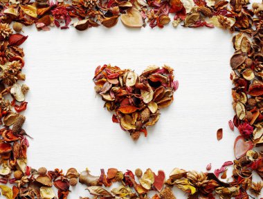 Kurutulmuş kokulu çiçekleri ve yaprakları kalp sembol yapılmış 