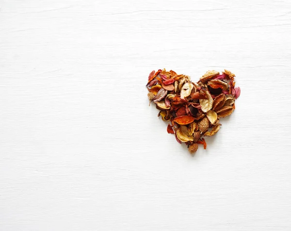 Kurutulmuş kokulu çiçekleri ve yaprakları kalp sembol yapılmış — Stok fotoğraf