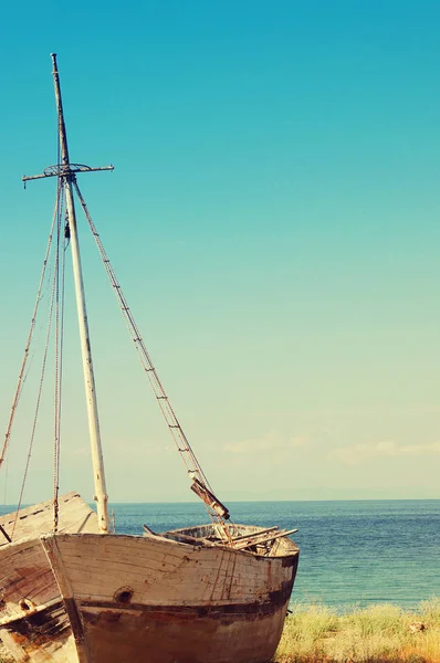 Altes verlassenes Boot am Strand gegen das Meer — Stockfoto