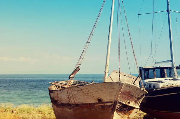 Старые заброшенные лодки на берегу моря — стоковое фото