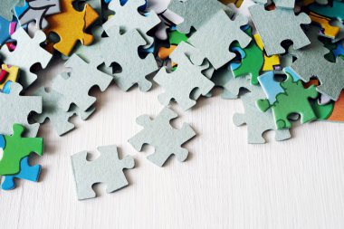 Puzzle parçaları bir beyaz tahta yüzeyi