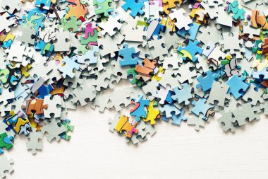 Puzzle parçaları bir beyaz tahta yüzeyi