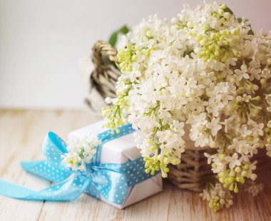 Bir sepet ve bir hediye kutusu beyaz leylak buket