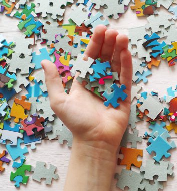 Bir çocuğun elinde puzzle parçaları