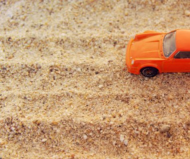 Deniz kum çocuk turuncu makinede