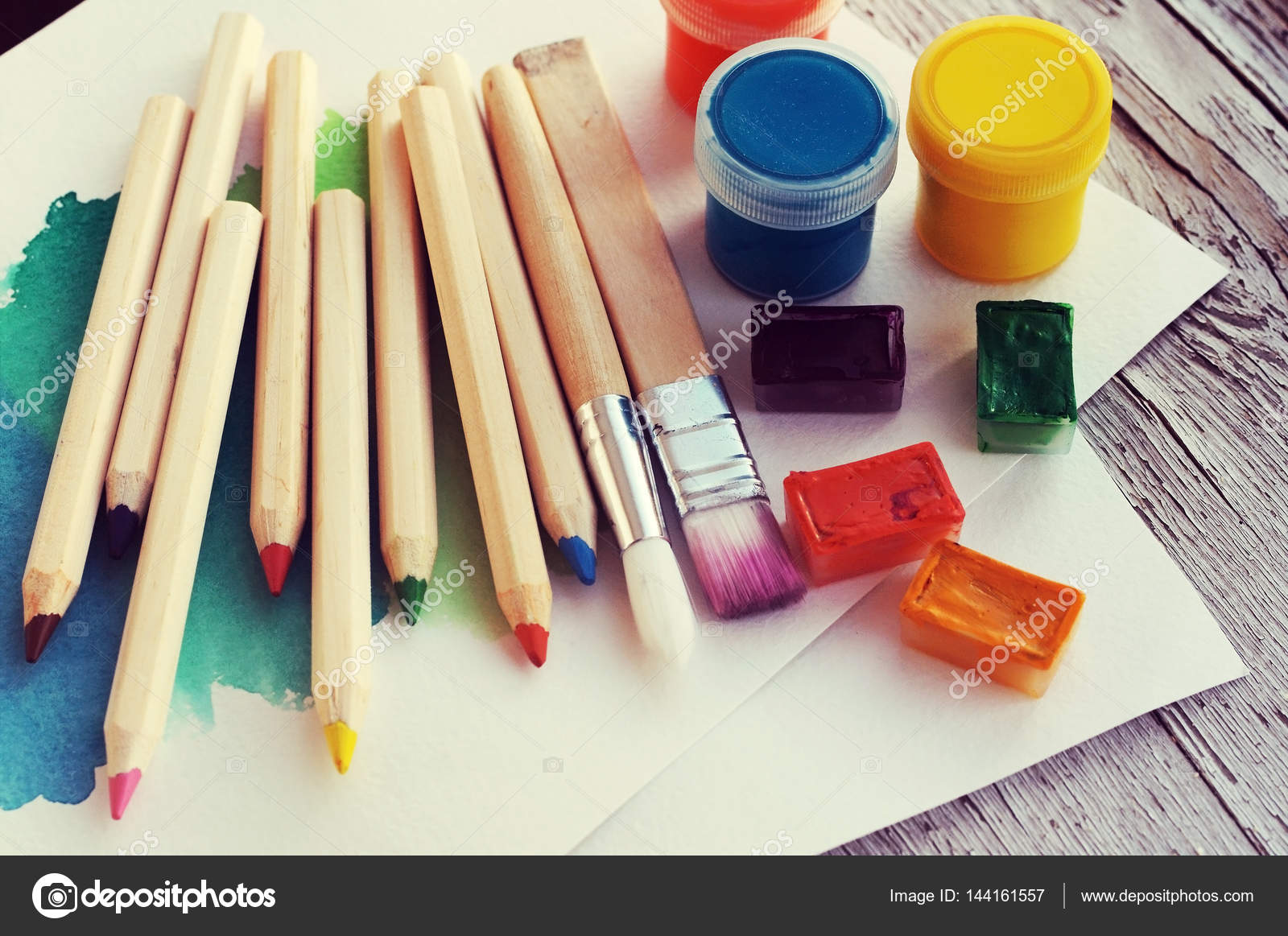 Vernici pennelli matite colorate carta su una superficie in Vernici pennelli matite colorate carta su una superficie di legno vecchia Organizzazione del processo creativo Accessori di disegno — Foto di isavira
