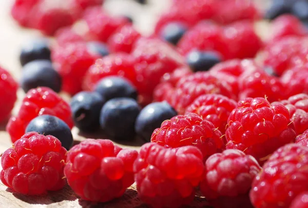 Сочные зрелые ягоды малины и черники — стоковое фото