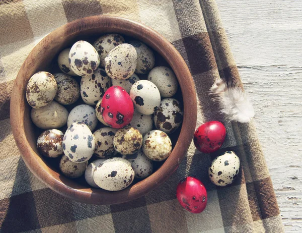 Påsk vaktel och ägg i en runda träplatta. — Stockfoto