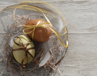 Eşarplı dekoratif bir yuvadaki yumurta 