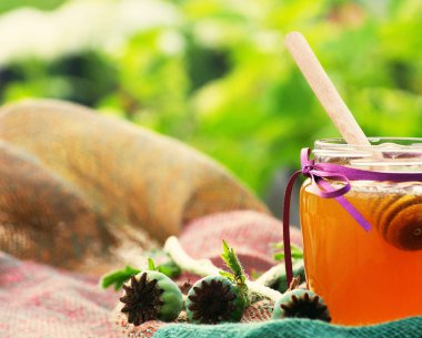 Bir cam kavanoza Yeşiller karşı bir şekilde dekore edilmiş teyp yaz günde tatlım..