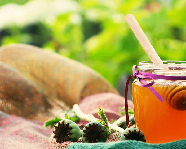 Bir cam kavanoza Yeşiller karşı bir şekilde dekore edilmiş teyp yaz günde tatlım..