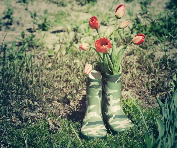 Flores frescas de tulipanes de primavera en jarrón botas —  Fotos de Stock