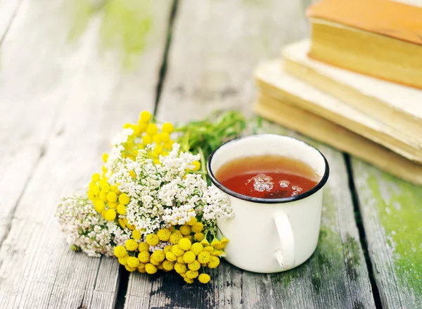 タンジー、ヤローの鉄白マグカップと黄色花でハーブのお茶 — ストック写真