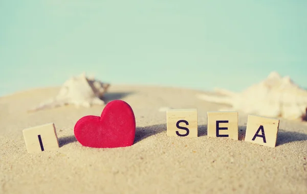 Tekst "I Love zee" van houten letters en schelpen in het zand — Stockfoto