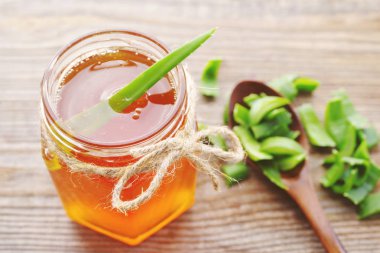 Bir cam kavanoz ve aloe vera tatlım