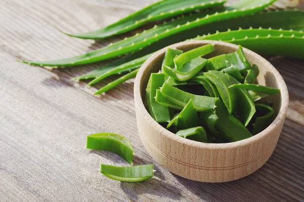 L’Aloe Vera dans un bol rond sur une table en bois — Photo