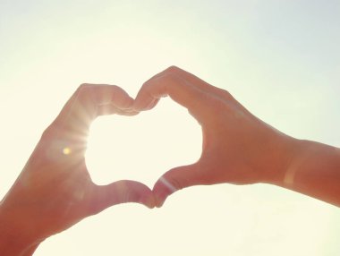  Aşk dolu kalp şeklinde eller.