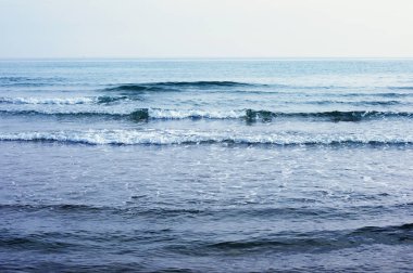 Deniz ve günbatımı, dalgalar. 