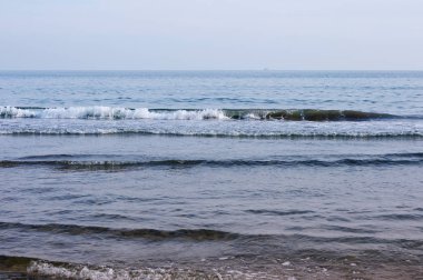 Deniz ve günbatımı, dalgalar. 