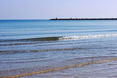 Deniz ve günbatımı, dalgalar. 