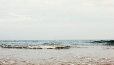 Deniz ve günbatımı, dalgalar. 