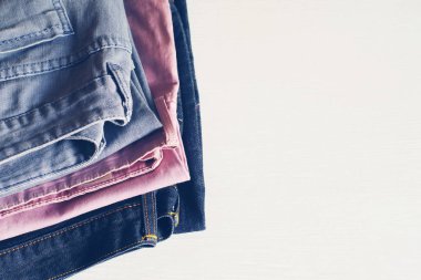 Beyaz bir yüzey üzerinde farklı renk kot