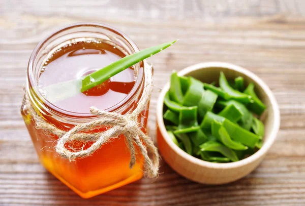 Bir cam kavanoz ve aloe vera bir yuvarlak kase tatlım 