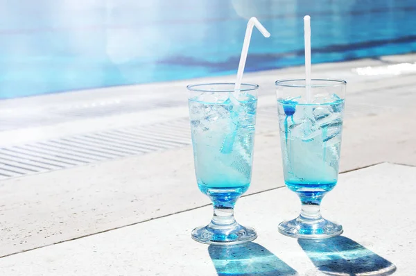İki bardak Blue Curacao kokteyl 