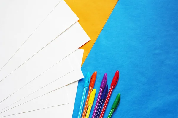 Листы белой бумаги и цветные ручки — стоковое фото