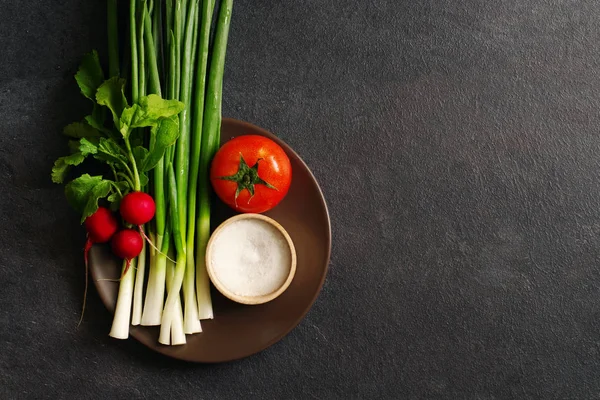 Verduras frescas en una superficie oscura, vista superior . — Foto de Stock