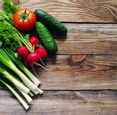 Taze yeşil soğan, Bahçe turp, salatalık ve domates ahşap oyun tahtası