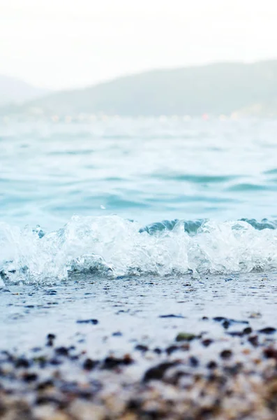 Deniz, plaj ve dalgalar. — Stok fotoğraf