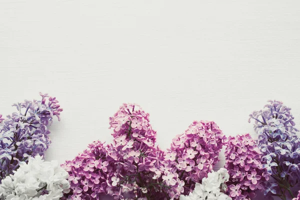 Ramo de flores lila sobre fondo de madera blanca . — Foto de Stock