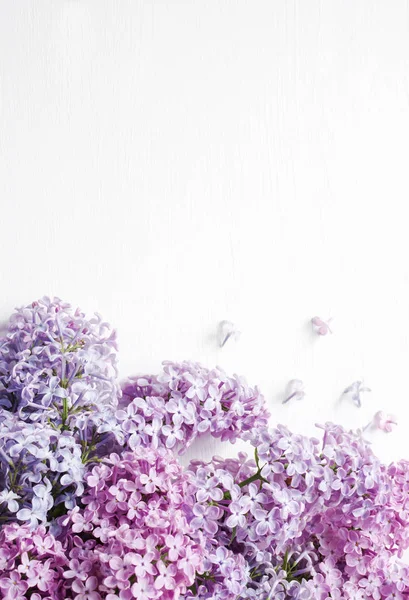 Fliederfarbener Blumenstrauß auf weißem Holzgrund. — Stockfoto