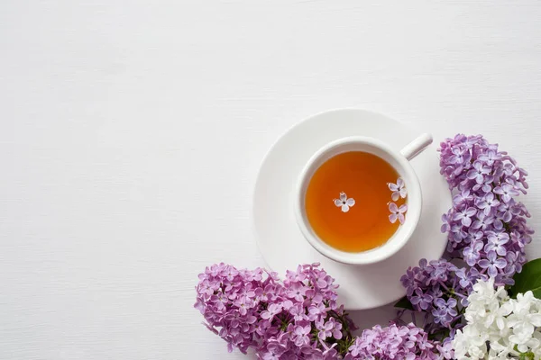一杯の紅茶とライラックの花 — ストック写真