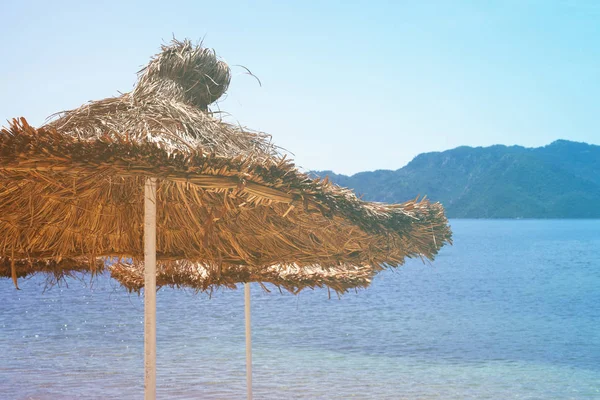 Bambusovými slunečníky — Stock fotografie