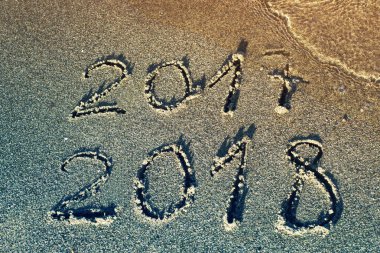 Mutlu yeni yıl 2018, kum plaj üzerinde yazı
