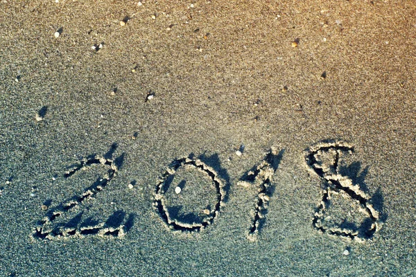 Felice anno nuovo 2018, lettering sulla sabbia sulla spiaggia — Foto Stock