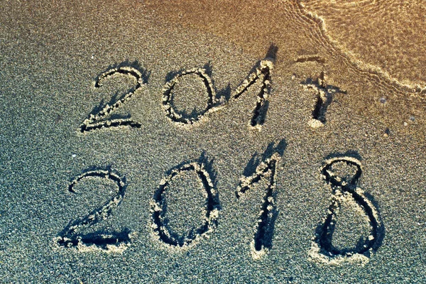 Felice anno nuovo 2018, lettering sulla sabbia sulla spiaggia — Foto Stock