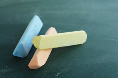 Renkli tebeşir yalan 