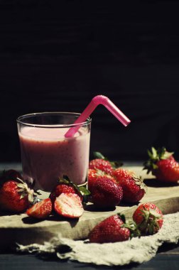 Çilek Çilek ile milkshake. Bir tübül ile bir bardak çilek smuz