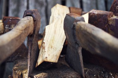 Bir woodpile yontma odun ile eski eksenleri.