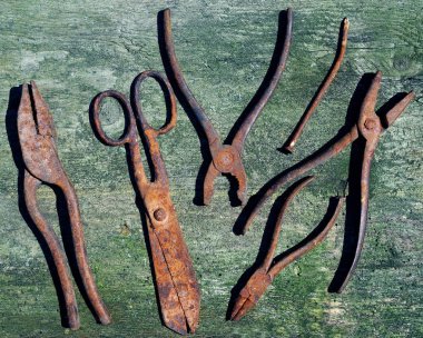 Eski paslı düz burun pense, makas, çivi bir ahşap yüzeye