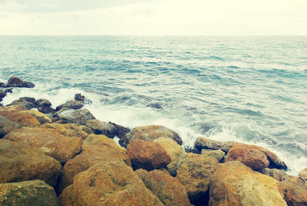 Meer und Steine, getönt. — Stockfoto