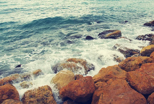 Meer und Steine, getönt. — Stockfoto