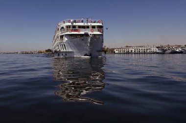 Büyük cruise liner Nehri üzerinde