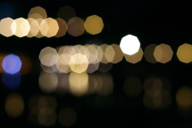 Çok renkli bokeh ışık şehir gece zaman.