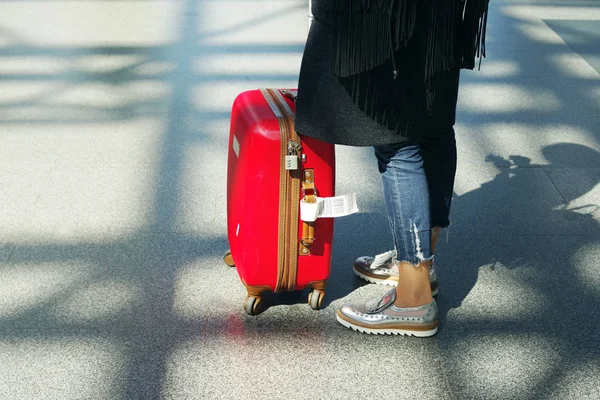 비행기를 기다리는 빨간 가방 소녀 — 스톡 사진