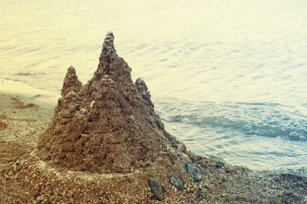 Château de sable sur la plage au bord de la mer — Photo
