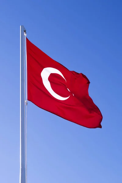 A háttérben az ég Törökország zászlaja — Stock Fotó